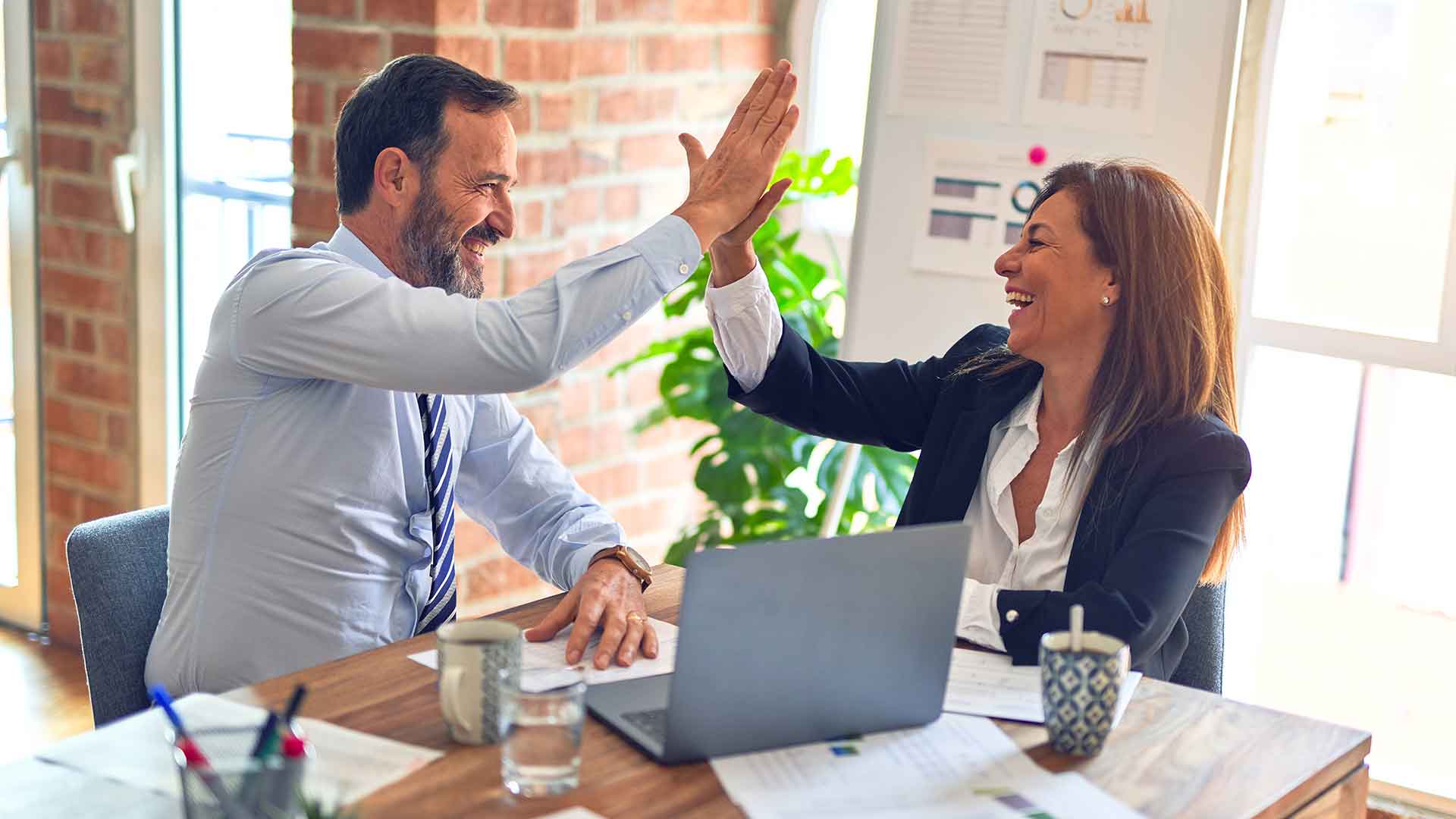 تصویر تیم یزدان در حال همکاری و توسعه نرم افزار